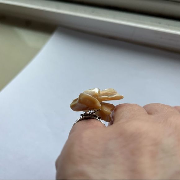 Shell ring expandable to fit most toes or fingers - Picture 5 of 8